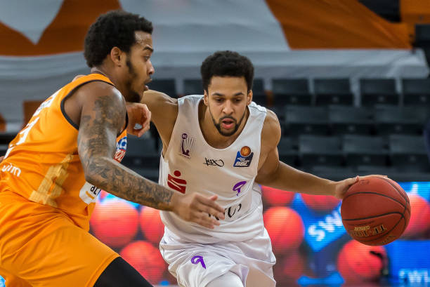 只凸显了他 只凸显了他